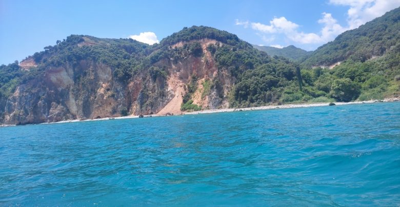 Η άγνωστη παραλία των χρωμάτων – Πού βρίσκεται