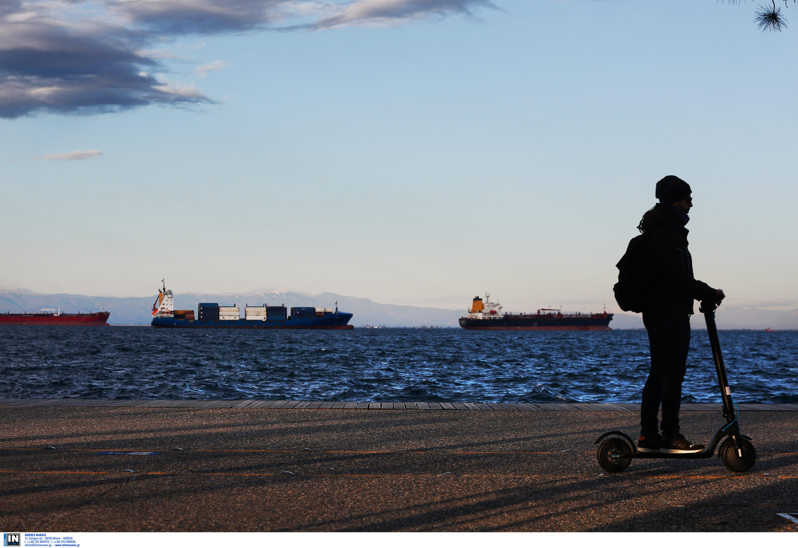 Θεσσαλονίκη: Έπιασε τα 100 χλμ. με ηλεκτρικό πατίνι στον Περιφερειακό – Έντρομοι οι οδηγοί – ΒΙΝΤΕΟ