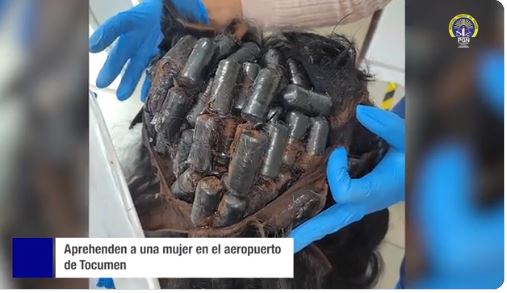 Συνελήφθησαν σε αεροδρόμιο του Παναμά φορώντας “ναρκωπερούκες” – Συγκλονιστικές εικόνες