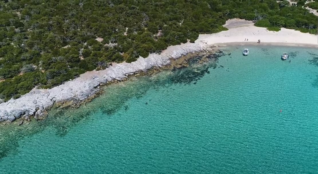 Πεταλιοί Ευβοίας: Δείτε το νησί με τα τιρκουάζ νερά που αγοράζει ο Μπιλ Γκέιτς
