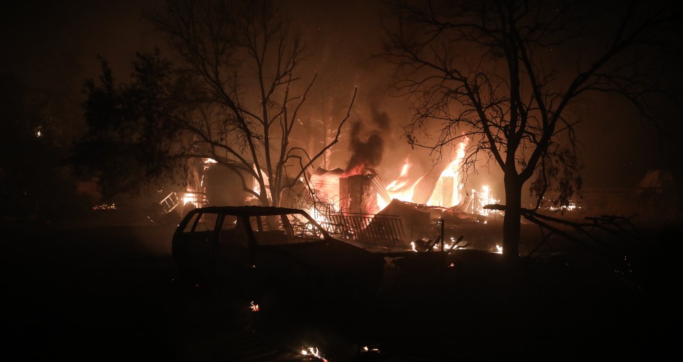 Ριτσώνα: Μεγάλη φωτιά σε βιομηχανικό κτίριο – Η πυροσβεστική την έχει θέσει υπό μερικό έλεγχο
