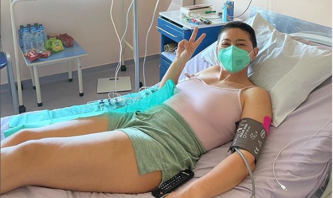 Νικήτρια η Ρεγγίνα Μακέδου – Πήρε εξιτήριο από το νοσοκομείο