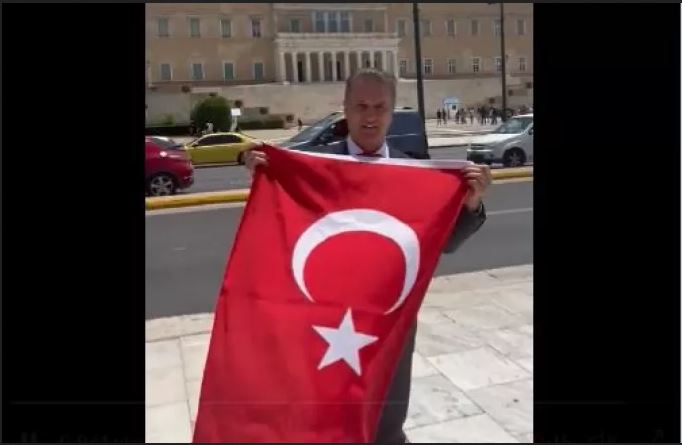 Πρόκληση στην Αθήνα: Τούρκος πολιτικός άνοιξε την τουρκική σημαία μπροστά στην Βουλή