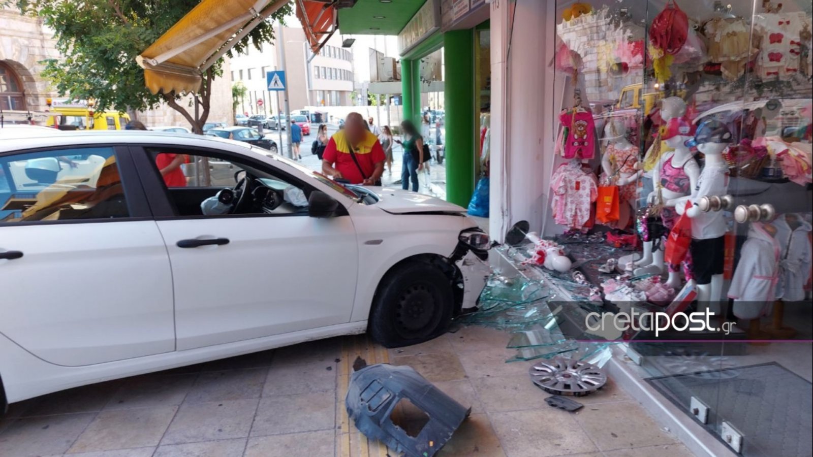 Ηράκλειο: Αυτοκίνητο «καρφώθηκε» σε τζαμαρία καταστήματος