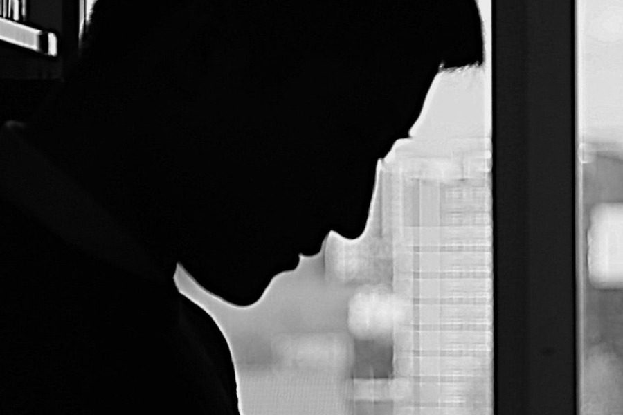 Βαριά σκιά στο κεφάλι μας