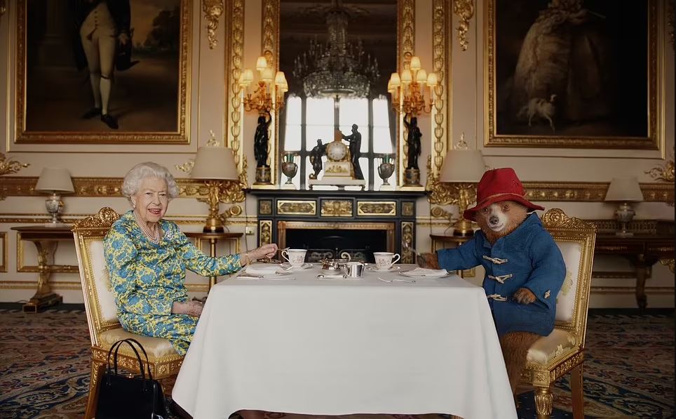 Βασίλισσα Ελισάβετ: Ξεκαρδιστικό σκετς με τον Πάντινγκτον – Έτσι ξεκίνησε το “Πλατινένιο Πάρτι”