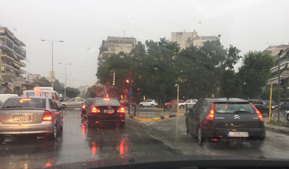 Κακοκαιρία Genesis: Πλημμύρισαν οι δρόμοι σε Βόλο και Αμφιλοχία – ΒΙΝΤΕΟ