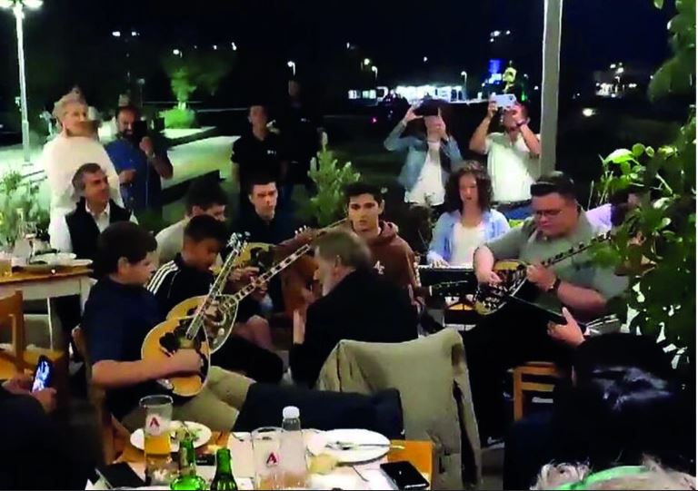 Ο παθιασμένος Σταύρος Ξαρχάκος «διευθύνει» κομπανία παιδιών σε ταβέρνα της Σύρου