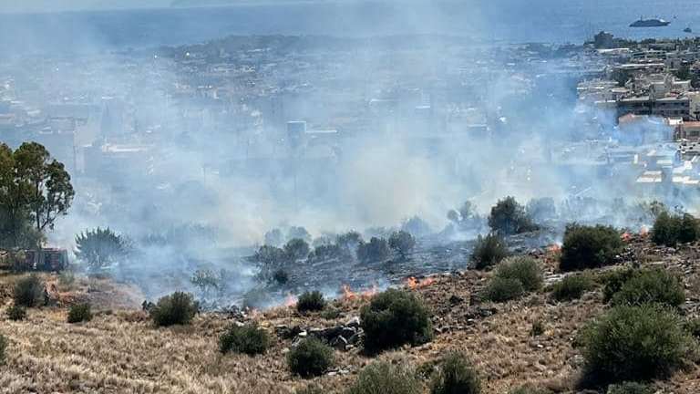 Κατασβέστηκε η φωτιά στη Γλυφάδα – ΦΩΤΟ