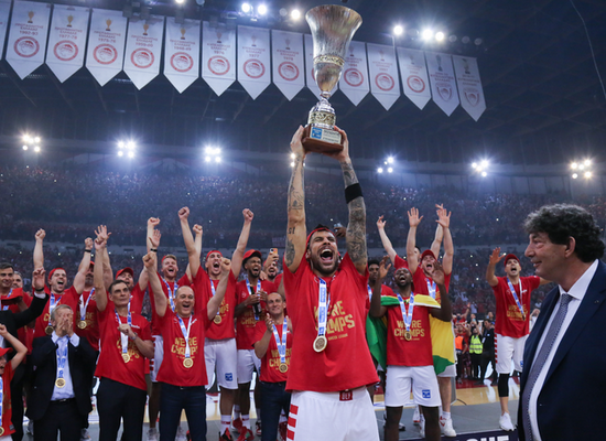 Ολυμπιακός: Η κούπα του πρωταθλήματος στον ουρανό του ΣΕΦ – ΒΙΝΤΕΟ