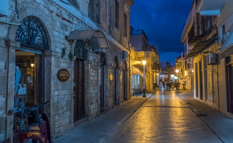 Πρέβεζα με φόντο τα βουνά, απολαμβάνεις τη θάλασσα