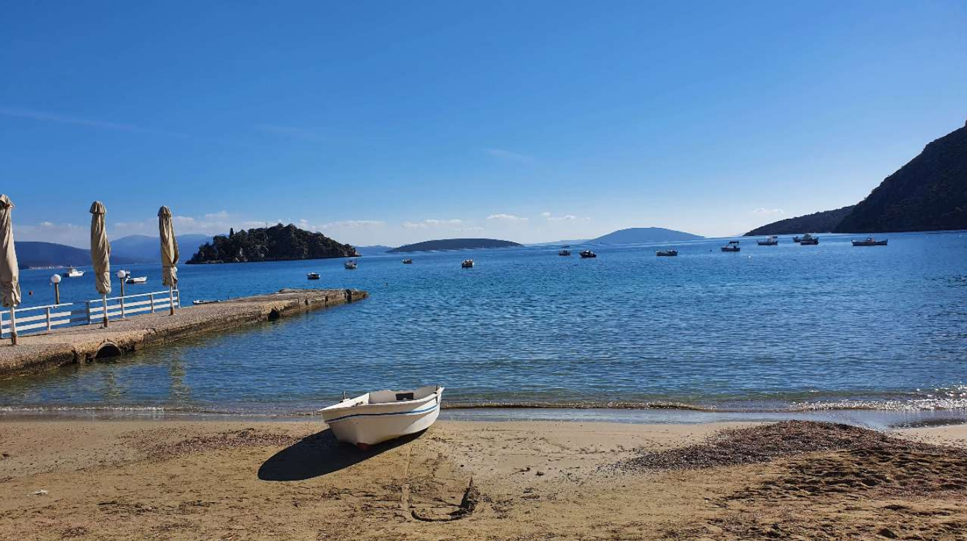 Τολό: Το γοητευτικό ψαροχώρι με τις ταβέρνες πάνω στο… κύμα