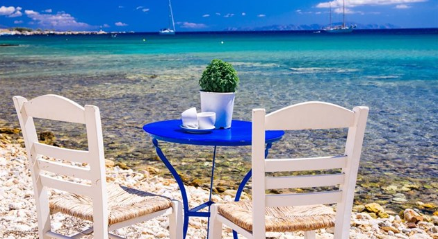 Τραπεζάκια έξω λοιπόν… Ελλάδα καλοκαίρι