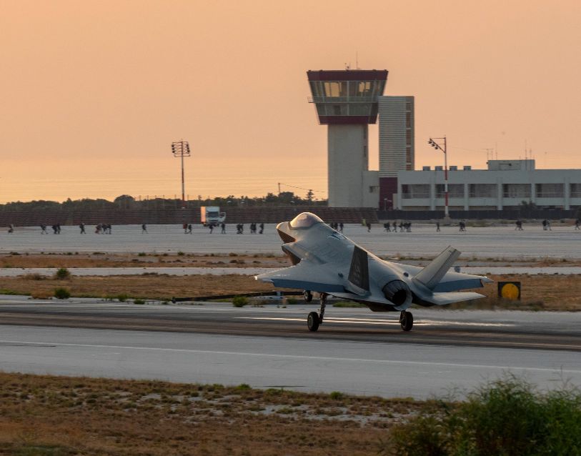 Η «Οργή του Ποσειδώνα» ξέσπασε στη Μεσόγειο – Εντυπωσιακές εικόνες από την άσκηση νότια της Κρήτης