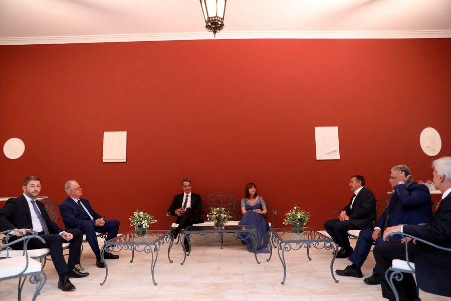 Η δεξίωση για την 48η Επέτειο της Αποκατάστασης της Δημοκρατίας: Η χειραψία Μητσοτάκη – Τσίπρα και τα πηγαδάκια – ΦΩΤΟ