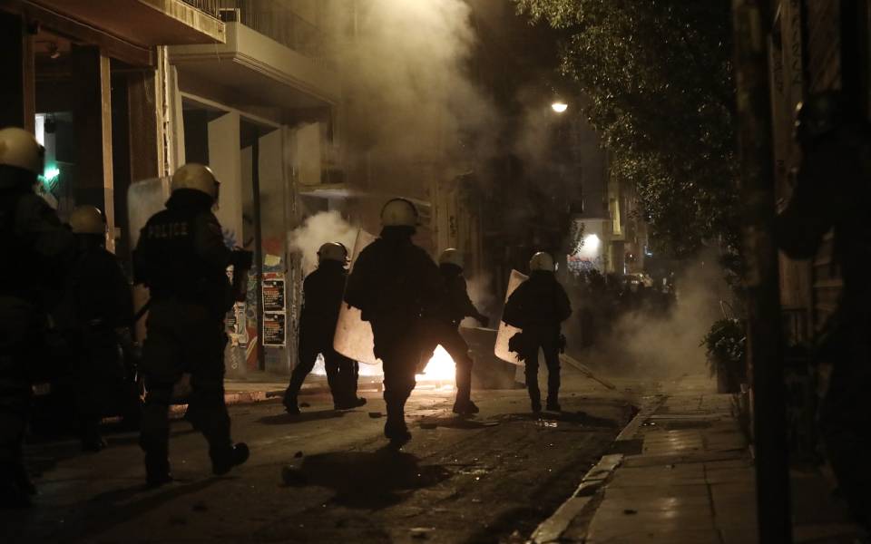 Επίθεση με μολότοφ εναντίον ΜΑΤ στα Εξάρχεια