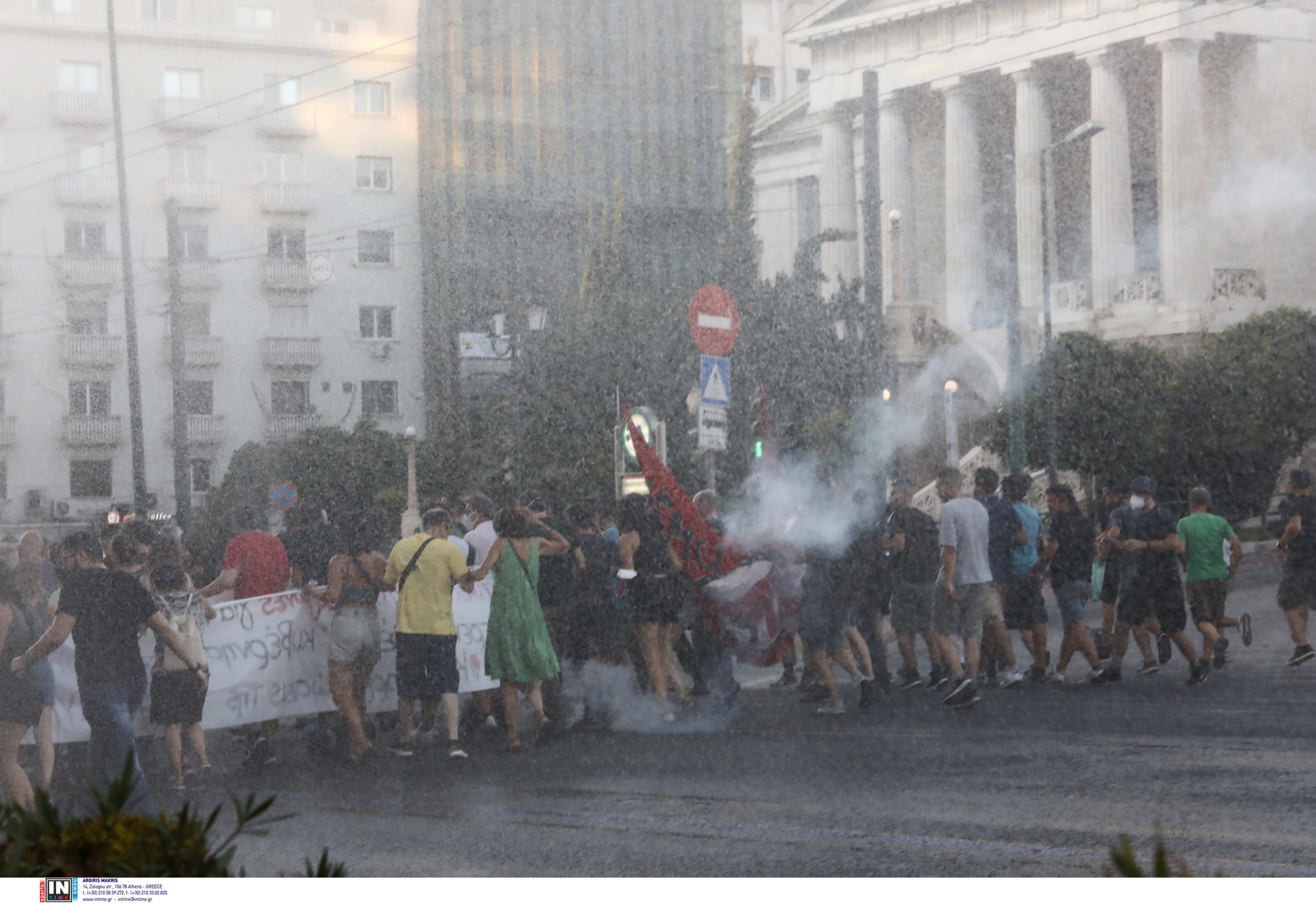 Επεισόδια στο κέντρο της Αθήνας σε συγκέντρωση διαμαρτυρίας για τον Γιάννη Μιχαηλίδη