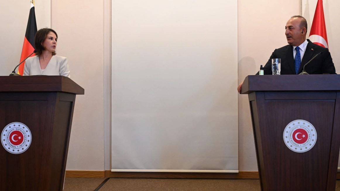 Αναλένα Μπέρμποκ: Πώς έβαλε στη θέση του τον προκλητικό Τσαβούσογλου – ΒΙΝΤΕΟ