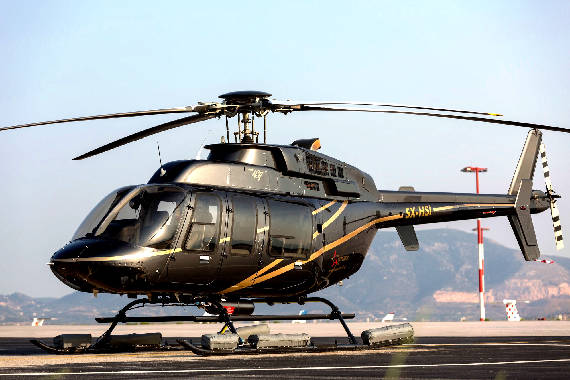 Δυστύχημα με ελικόπτερο στα Σπάτα: Τι αναφέρουν Dailymail και Sun για τον 21χρονο