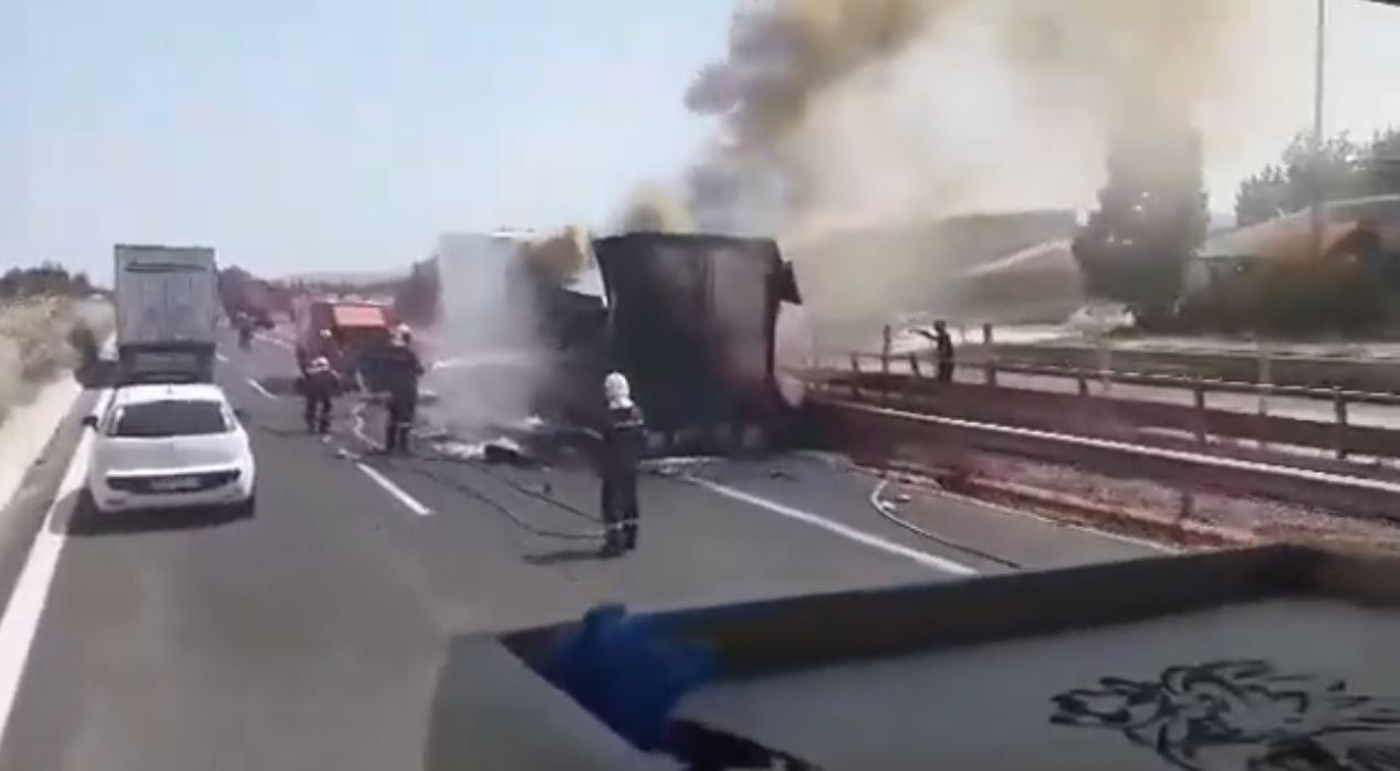 Βόλος: Φορτηγό πήρε φωτιά στην Εθνική Οδό – ΒΙΝΤΕΟ