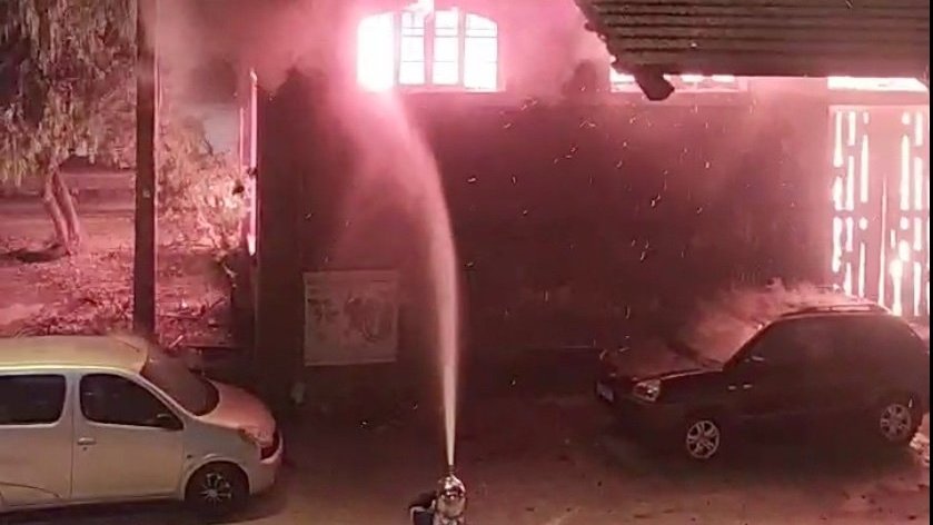 Φωτιά σε αποθήκη στην Χαλκίδα – Ακούγονται εκρήξεις
