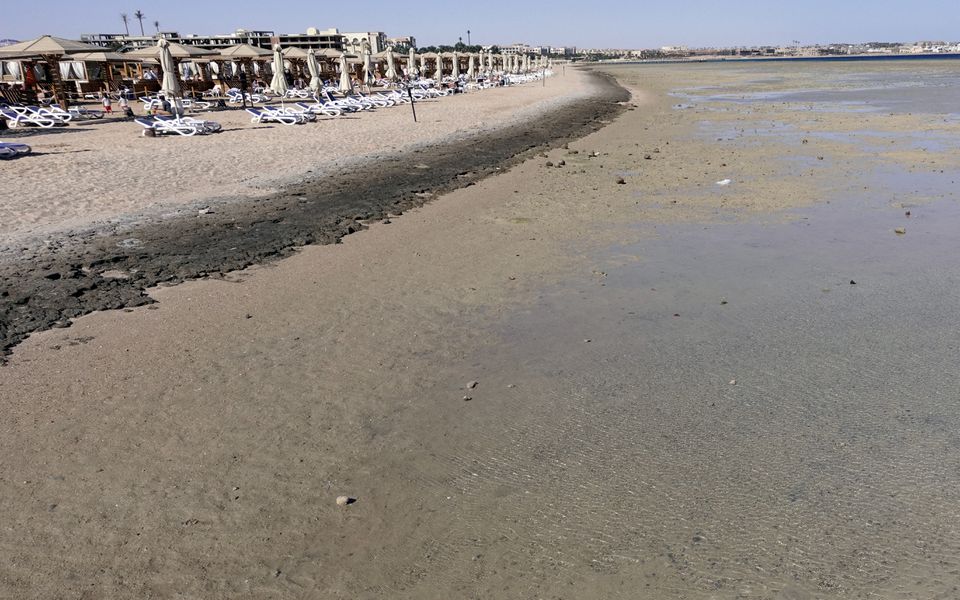 Άδειες ξαπλώστρες σήμερα στην παραλία της Χουργαντά