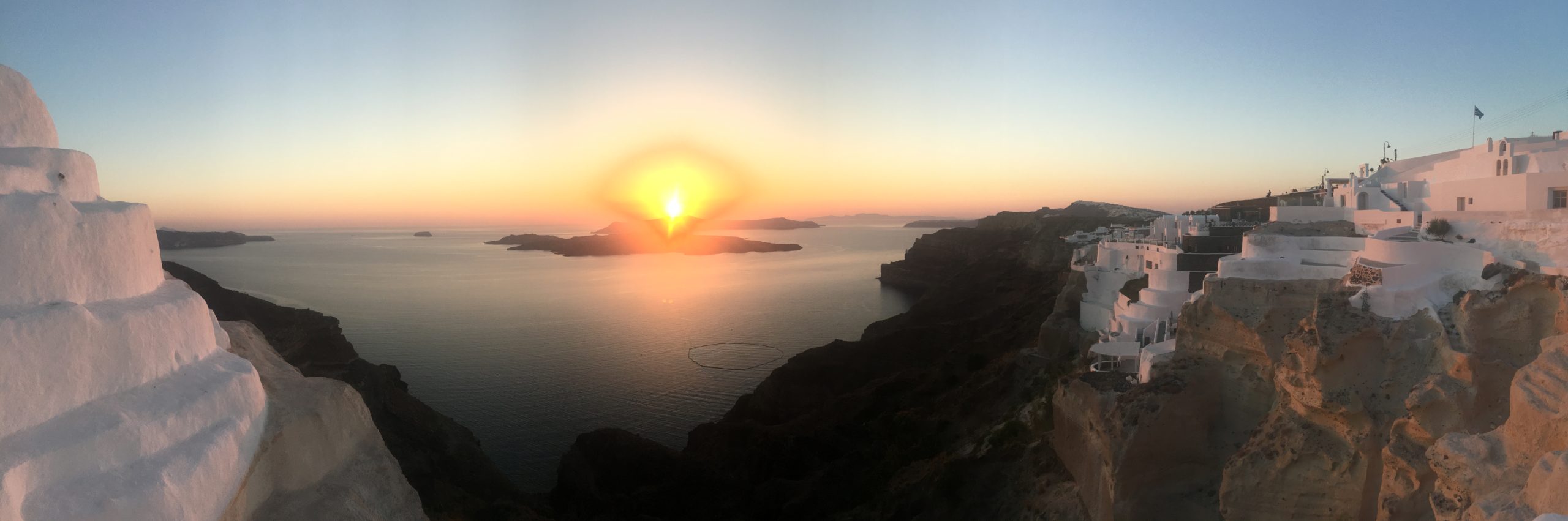 Σαντορίνη, το σούπερ μοντέλο των Ελληνικών νησιών