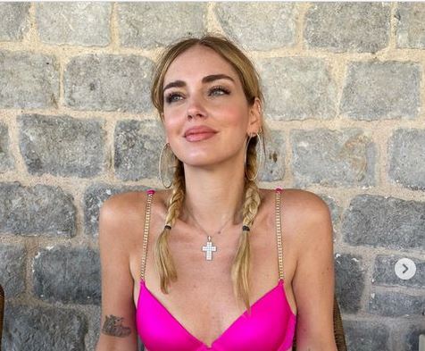 Κιάρα Φεράνι: Έφερε τον καύσωνα στην Ύδρα