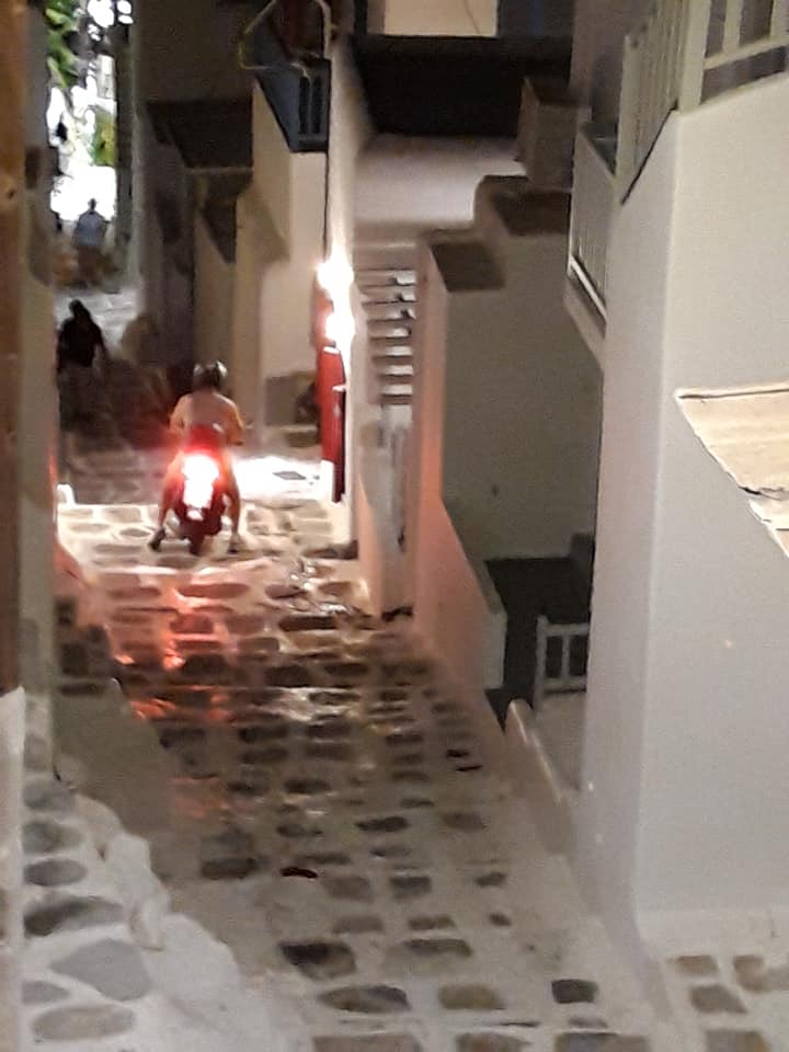 Μύκονος - σοκάκια- μηχανή