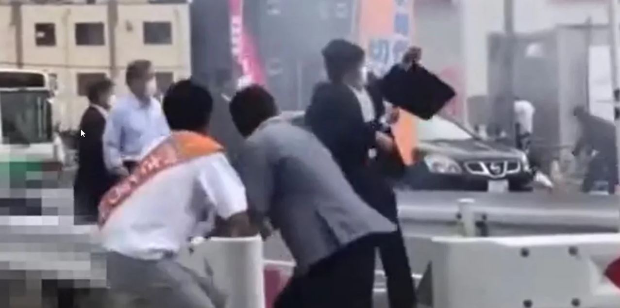 Ιαπωνία: Η στιγμή της δολοφονίας του Σίνζο Άμπε – Με χαρτοφύλακες προσπάθησαν να σταματήσουν τις σφαίρες – ΒΙΝΤΕΟ