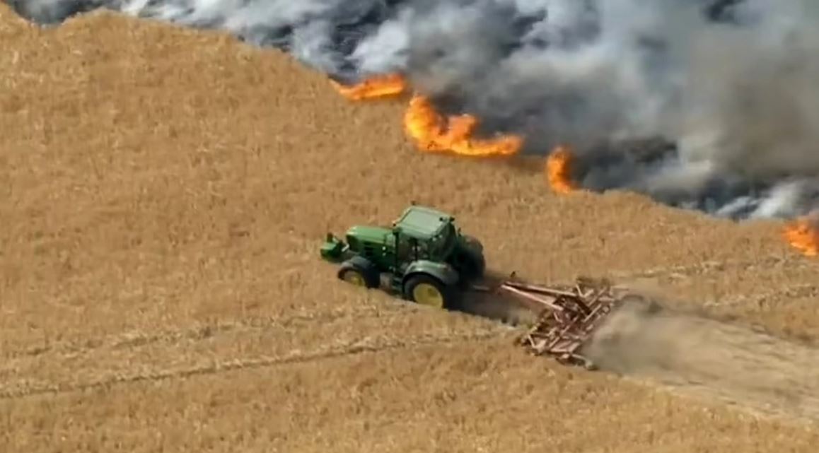 Αγρότης σταμάτησε με το τρακτέρ του την φωτιά – BINTEO