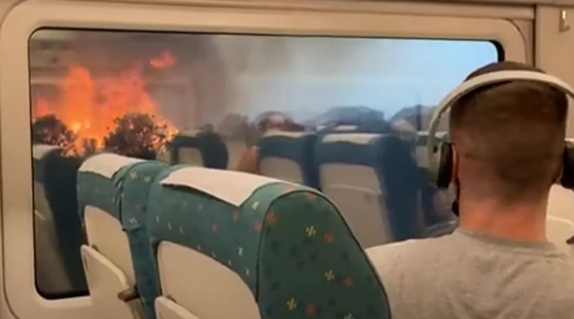 Ισπανία: Τρένο περνά δίπλα από φλεγόμενο δάσος – Συγκλονιστικό ΒΙΝΤΕΟ