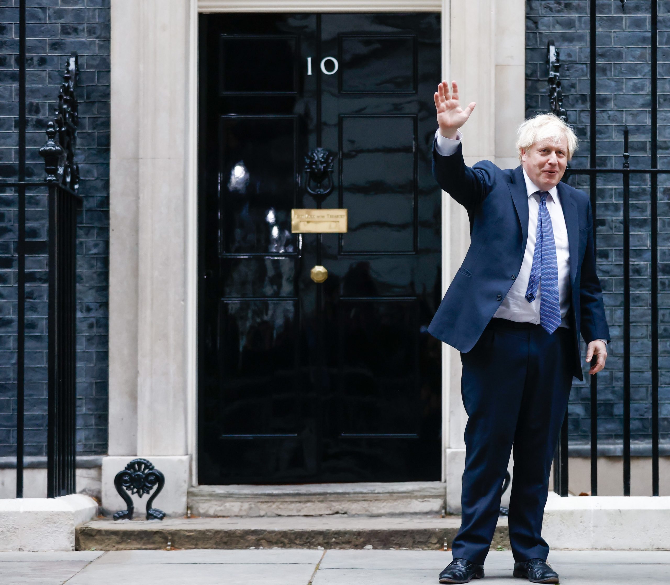 Μπόρις Τζόνσον: Με νύχια και με δόντια προσπαθεί να κρατηθεί – «Παραίτηση; Όχι, όχι, όχι»