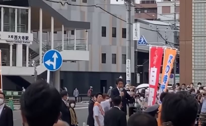 Σίνζο Άμπε- επίθεση