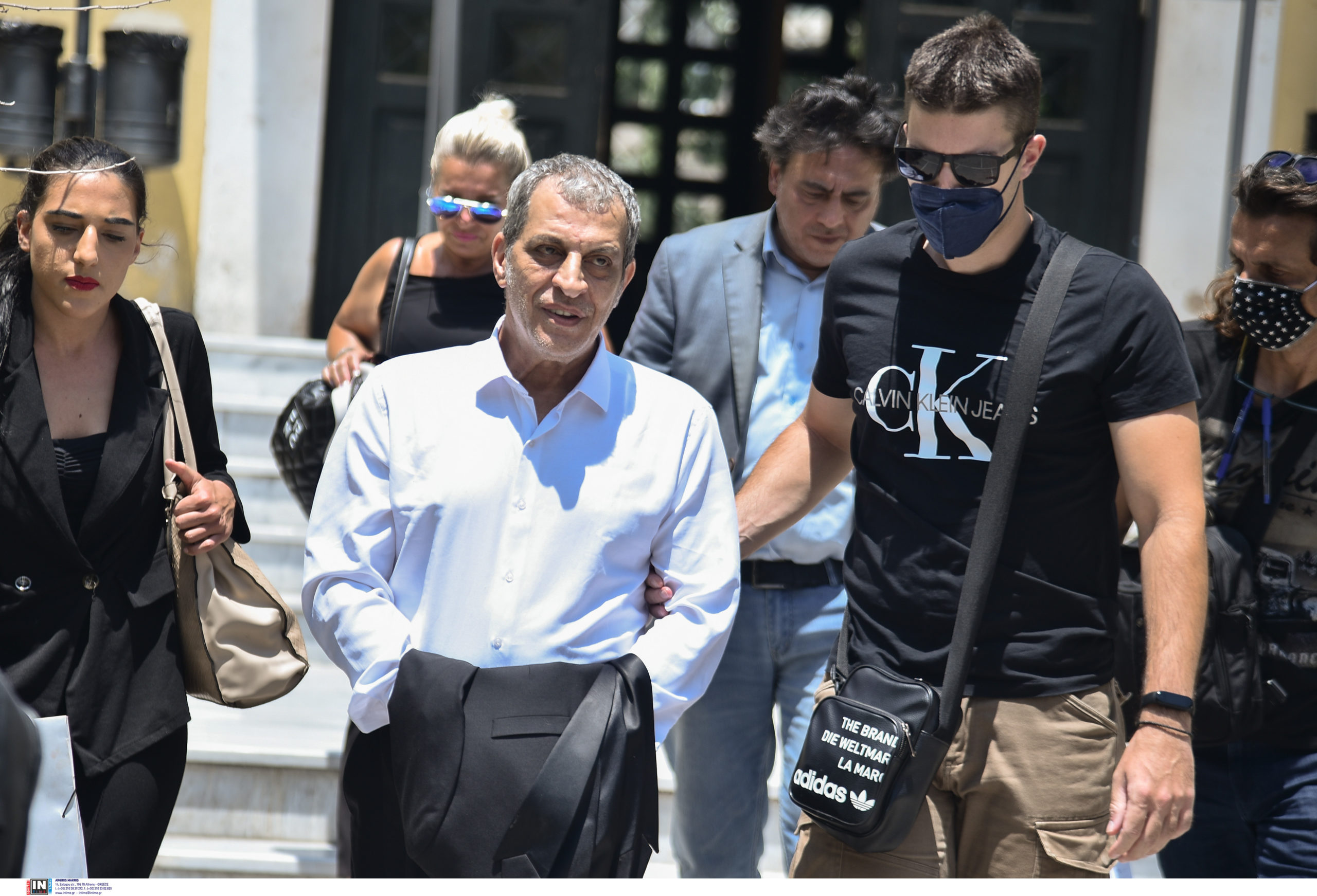 Στο εδώλιο ο Θέμης Αδαμαντίδης – Σήμερα η δίκη για τον ξυλοδαρμό της συντρόφου του