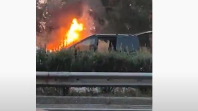 Θεσσαλονίκη: Στις φλόγες αυτοκίνητο στον Περιφερειακό