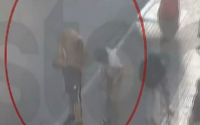 πατέρας προσπαθεί να πνίξει το παιδί