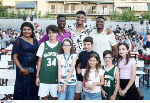 Ο Γιάννης Αντετοκούνμπο με μικρούς θαυμαστές του