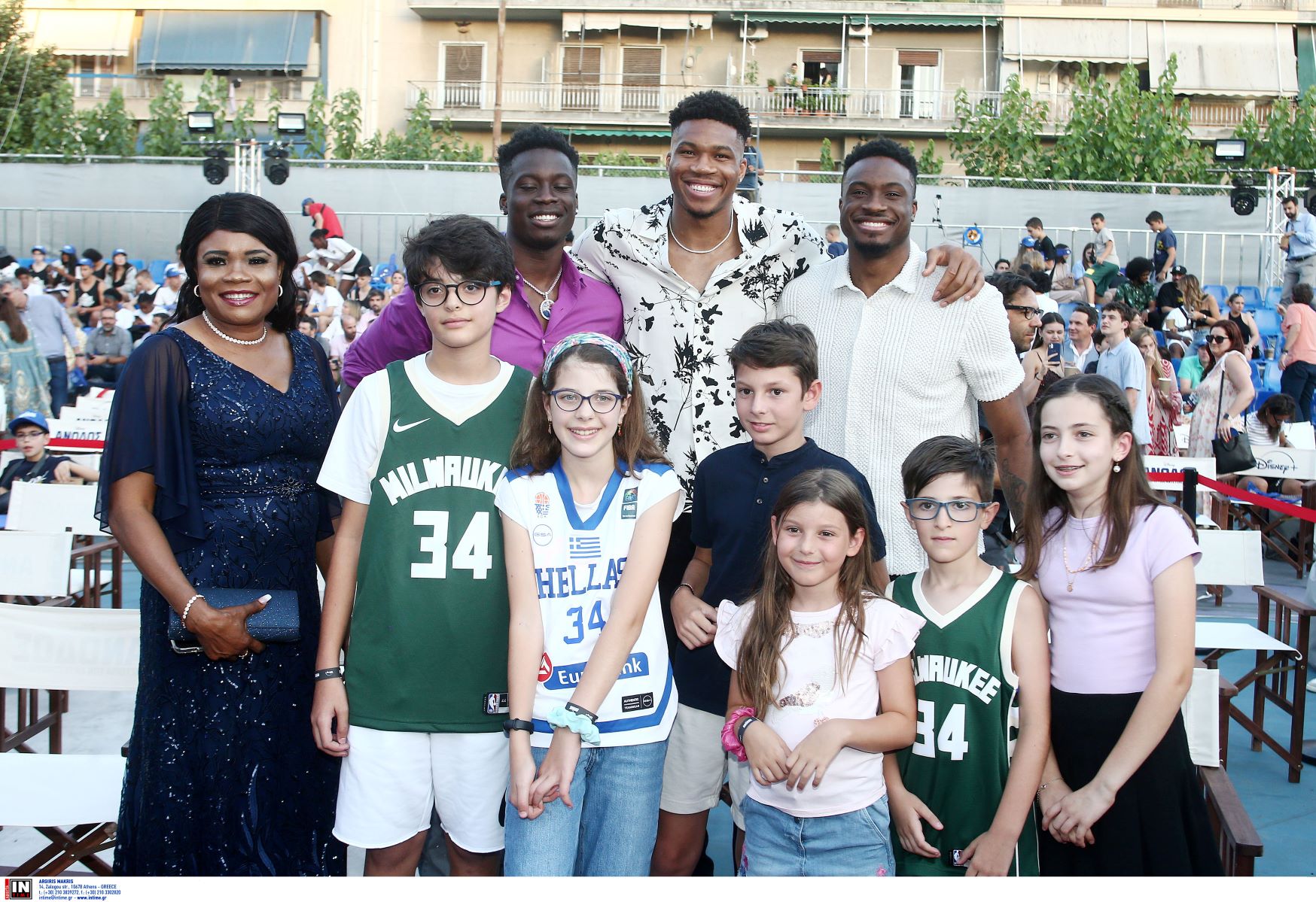 Ο Γιάννης Αντετοκούνμπο με μικρούς θαυμαστές του