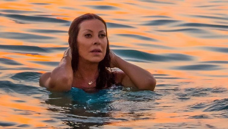 Η Άντζελα Δημητρίου ποζάρει με μαγιό και εκπλήσσει