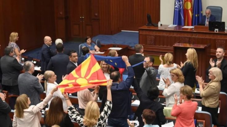 πανηγυρισμοί στη Βουλή, μετά τον συμβιβασμό