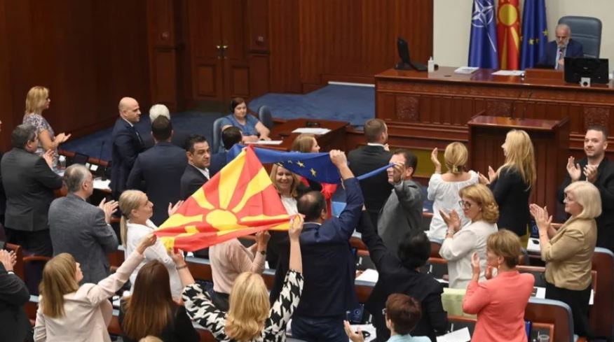 πανηγυρισμοί στη Βουλή, μετά τον συμβιβασμό