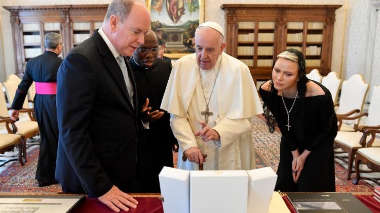 Σαρλίν του Μονακό: Η συνάντηση με τον Πάπα – Οι 7 γυναίκες που επιτρέπεται να φορέσουν λευκά στο Βατικανό