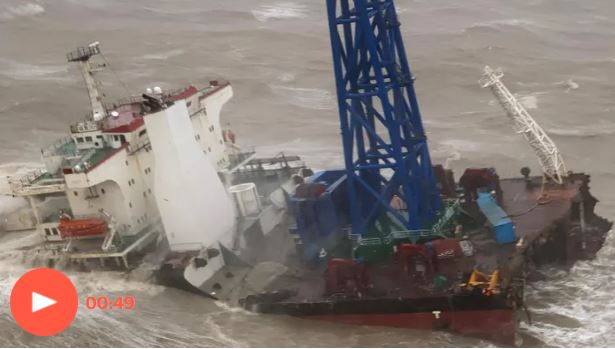 Σκάφος ειδικών εργασιών έσπασε στα δύο