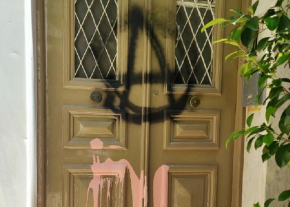 Νικόλας Γιατρομανωλάκης: Πέταξαν μπογιές στο σπίτι του