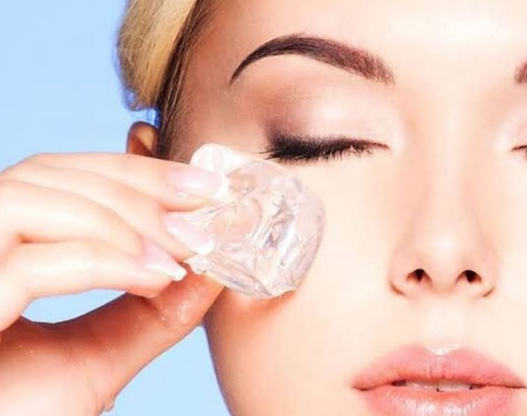 Face icing: To trend με τα παγάκια που κάνει πάταγο