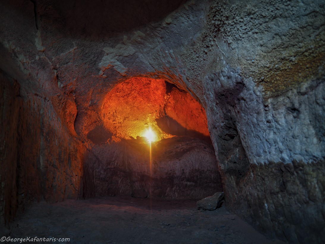 Ένα λυχνάρι ανάβει και φωτίζει το αρχαίο μεταλλευτικό φρέαρ μετά από 2.500 χρόνια