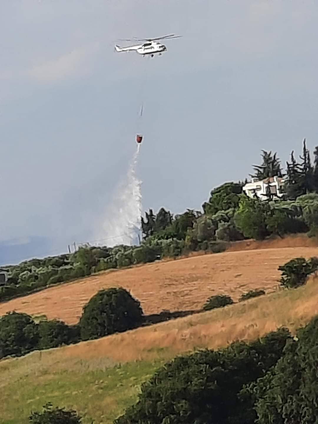 Ελικόπτερο κάνει ριψη νερού στην Ανατολική Θεσσαλονίκη