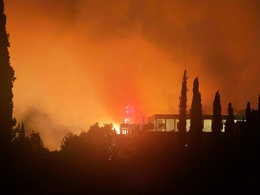 Φωτιά στην Αργολίδα: ΒΙΝΤΕΟ-σοκ με τις φλόγες μέσα στο ξενοδοχείο Amanzoe