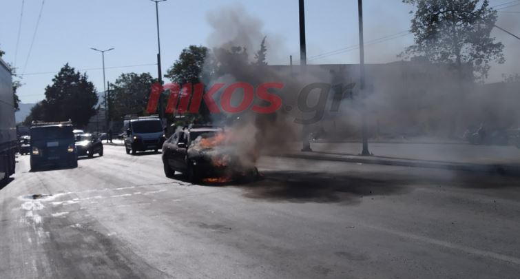 Στις φλόγες αυτοκίνητο στην Πέτρου Ράλλη – ΦΩΤΟ αναγνώστη